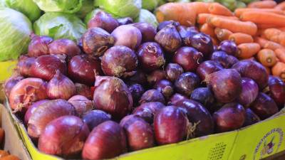 En el último mes, varias verduras han presentado aumentos constantes, mientras la cebolla roja acumula uno de los incrementos más notables en los mercados.