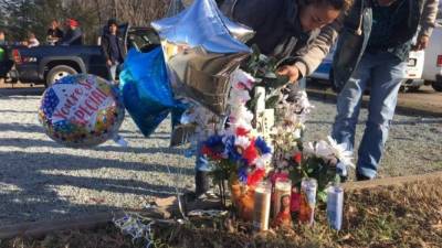 Familiares de Abel Corrales colocan una cruz y flores en el lugar donde fue hallado el cadáver. Imagen tomada del Facebook de Univisión 40.