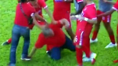 Boris Elencoff, directivo y hermano del presidente de la Real Sociedad, agredió a Mauro Reyes y los jugadores del equipo defendieron a su entrenador.