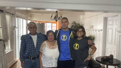 Arturo Jiménez (centro) pasó 25 años encerrado en una prisión de California por un crimen que no cometió./Twitter.