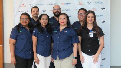 Flubio Cantarero, Gerente General de Hiperlimpieza y Provasa junto a su equipo de colaboradores en el lanzamiento de la línea de calzado Vanvien.