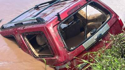 Camioneta que estaba hundida en el río Ulúa.