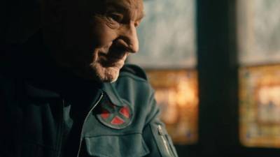 Los actores Ian McKellen, Hugh Jackman y Seth MacFarlane, así como la familia de Star Trek y multitud de seguidores lloran la pérdida de Patrick Stewart, el legendario capital Jean-Luc Picard de la mítica serie y el Professor X en 'X-Men,' que ha fallecido a los 86 años tras una breve batalla contra el Alzheimer y la demencia.