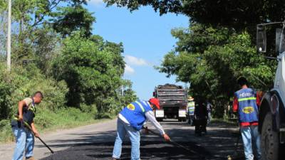 La labor de bacheo se hace con asfalto. Conductores sufrieron dos años.