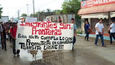 Los migrantes hondureños y del resto de Centroamérica piden apoyo al Gobierno de México para seguir la ruta en tránsito libre hacia Estados Unidos.