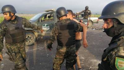 Miembros de la Policía Militar rescataron a cuatro agentes de la Policía de Tránsito de una turba enardecida en Pimienta.