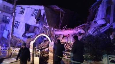 Las autoridades y la policía turcas llegan hoy a la escena de un edificio derrumbado después de un terremoto de magnitud 6.8 ​​en Elazig, este de Turquía.