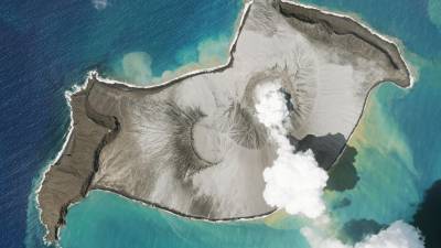 El volcán Hunga Tonga Hunga Ha’apai está ubicado entre dos islotes, que a veces quedan unidos por la lava y ceniza.