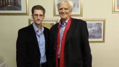 Fotografía cedida hoy, jueves 31 de octubre de 2013, por la oficina de Hans-Christian Stroebele que muestra a Hans-Christian Stroebele (d), miembro del parlamento por el partido alemán The Greens, durante una reunión con el informante y extécnico de la CIA, el estadounidense Edward Snowden (i) en Rusia. EFE