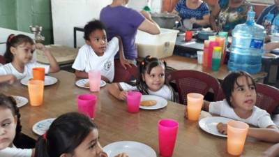 Miles de niños hondureños reciben la merienda escolar. Foto de archivo.