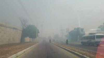 El incendio ha provocado gran humareda en el bulevar salida a La Lima, Cortés.