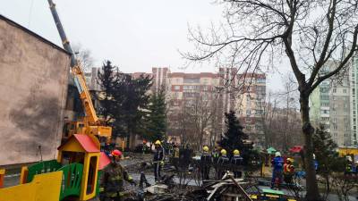 Los servicios de rescate trabajan en el lugar del accidente del helicóptero que se ha estrellado esta madrugada en la ciudad ucraniana de Brovary, en la región de Kiev, en el que ha muerto el ministro ucraniano del Interior, Denis Monastyrsky.