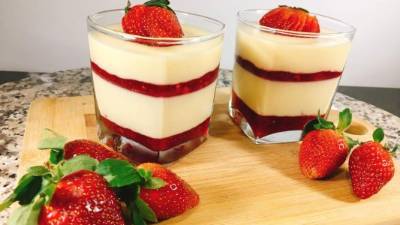 Refrigerar hasta que esté firme y decorar con fresas frescas.