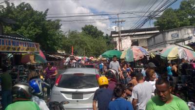 La primera avenida del barrio Concepción se convirtió en peatonal en la víspera de la gran fiesta de Nochebuena.