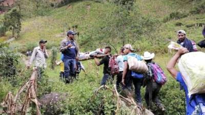 En terrenos inestables y cargando a niños y ancianos, pobladores abandonaron sus comunidades.