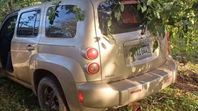 Vehículo donde fueron acribillados las tres personas en Colón.