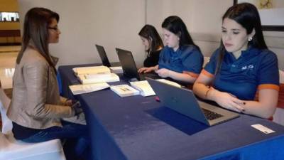 Una joven es entrevistada por equipos de recursos humanos de empresas privadas en una feria de la STSS.