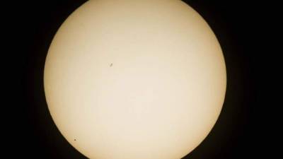 Vista general del tránsito de Mercurio por el Sol (i-abajo) desde Salgótarján, a unos 109 kilómetros de Budapest (Hungría). EFE/Peter Komka/Archivo