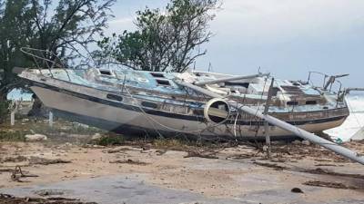 Un bote yace encallado en la playa de una de las islas del sur de las Bahamas.
