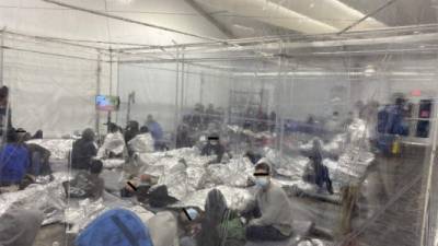 Más de 5,000 niños migrantes siguen bajo custodia de la CBP hacinados en centros de detención en Texas./AFP.