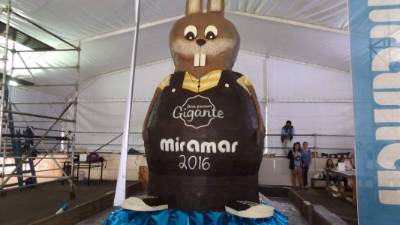 Diez días se tardó en construir la enorme escultura de chocolate.
