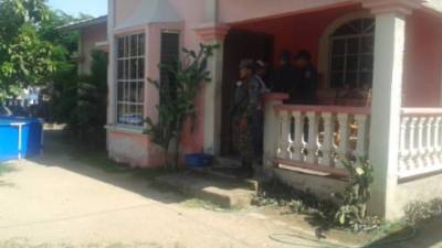 En el patio de su casa se encontraba el joven cuando fue atacado a tiros.