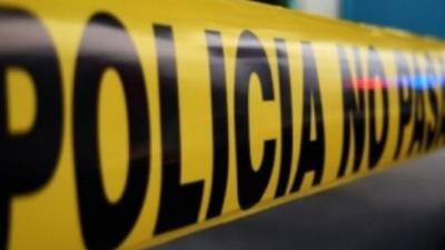 Agentes policiales llegaron hasta el lugar para iniciar las investigaciones correspondientes que permitan esclarecer el crimen.