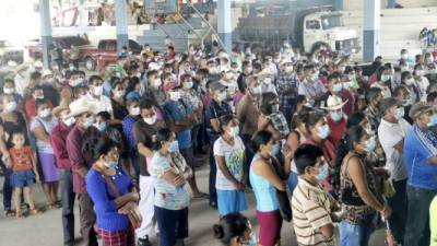 En el estadio infantil de Nueva Arcadia se encuentran familias afectadas de Santa Bárbara.