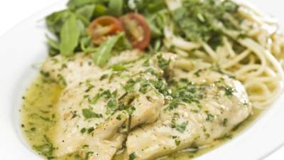 Servir las pechugas con espaguetis bañados en salsa blanca.