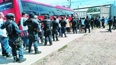 Con chachas en manos y pies, los reclusos fueron transportados en buses en los que también viajaron los policías.