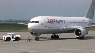 BOG101 CALI (COLOMBIA) 07/06/05 .- Un avió de la empresa colombiana Avianca se dispone a despegar del aeropuerto Alfonso Bonilla Aragón que sirve a Cali con destino Madrid, España, según el acuerdo de código compartido que tiene la compañía con Iberia. En el acuerdo, firmado en septiembre de 2004, incluye un contrato de mantenimiento de motores de aviones B757 por parte de la aerolinea española. EFE/Carlos Durán Araújo