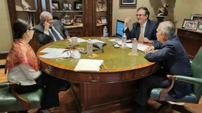 Fotografìa cedida este viernes del presidente de México, Andrés Manuel López Obrador (c.i.), acompañado por el secretario de Relaciones Exteriores, Marcelo Ebrard Casaubon (c.d) , así como por el jefe de la oficina de la Presidencia, Alfonso Romo Garza durante su cnversación con el presidente de Estados Unidos, Joe Biden. EFE/