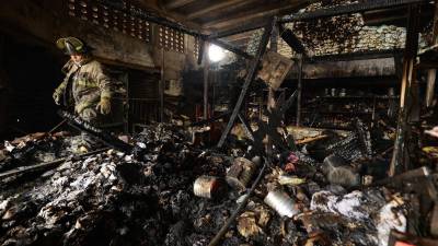 Tras más de nueve horas de arduo trabajo, Bomberos lograron controlar el fuego en el mercado Medina Concepción.