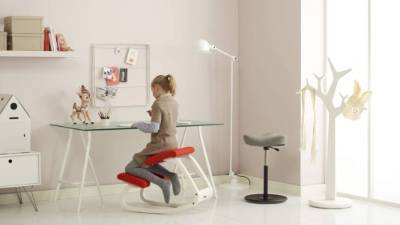 La oficina en casa puede compartirla con los niños para que hagan sus tareas. Establezca un horario para que puedan usarla.