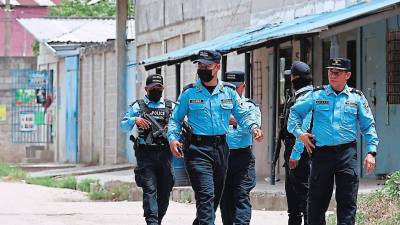 Policía de Honduras patrullando en una zona de alta incidencia de maras y pandillas.