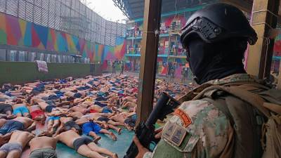 Soldados de Infantería de Marina mientras realizan un operativo tras un motín en la Cárcel Regional del Litoral, en Guayaquil (Ecuador).
