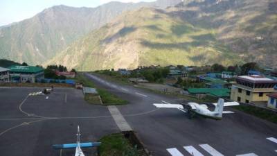 Al aeropuerto de Nepal llegan perros, ganado y hasta leopardo.