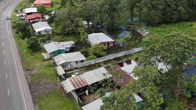 A escasos metros de la carretera CA-5 se encuentra la comunidad de La Guama, en Santa Cruz de Yojoa, donde el agua ha comenzado a alcanzar las viviendas ubicadas a la orilla de la vía.