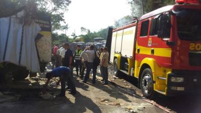 Los bomberos llegaron a socorrer a los accidentados.