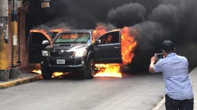 Un vehículo arde en llamas durante la protesta en Tegucigalpa. Fotos cortesía de Radio América.