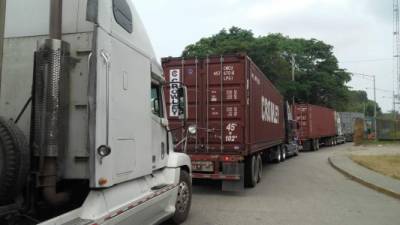 En la aduana de Puerto Cortés se forman largas filas de contenedores queriendo pasar el proceso de desaduanaje.