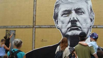 El muro, decorado con la imagen del mandatario estadounidense, es un símbolo que representa como sería el cumplimiento de una de las promesas más polémicas de la campaña de Trump.