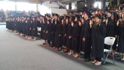 Los nuevos profesionales al recibir su título.