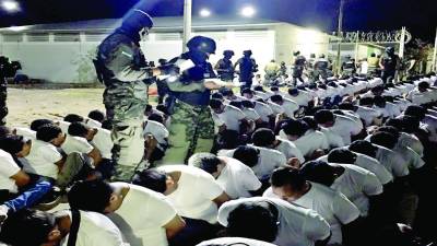 Los privados de libertad al momento de ser trasladados vestían camisetas color blanco.