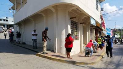 Tomando medidas de bioseguridad, el transporte público y comercio operó ayer normalmente en la isla de Roatán. Hoy ya no lo hará. fotos: cortesía