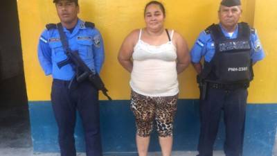 Elementos de la Policía Nacional de Honduras presentan a la acusada.