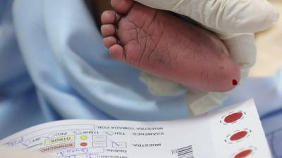 El Hospital de Especialidades del Instituto Hondureño de Seguridad Social (IHSS) impulsa el tamizaje metabólico neonatal, un examen clave para detectar enfermedades congénitas que no presentan síntomas al nacer, pero que pueden afectar gravemente la salud del bebé si no se tratan a tiempo.