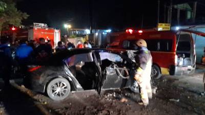 Dos personas con signos vitales fueron trasladadas de emergencia a un centro asistencial, pero una falleció en el trayecto.