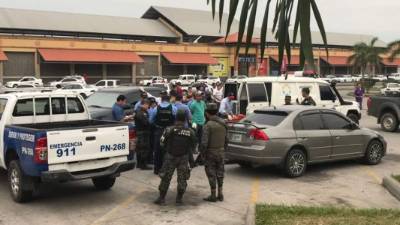 El momento cuando las autoridades investigan el hecho.