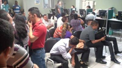 Jóvenes y adultos llegaron temprano a buscar empleo en las oficinas del Ministerio de Trabajo de San Pedro Sula.